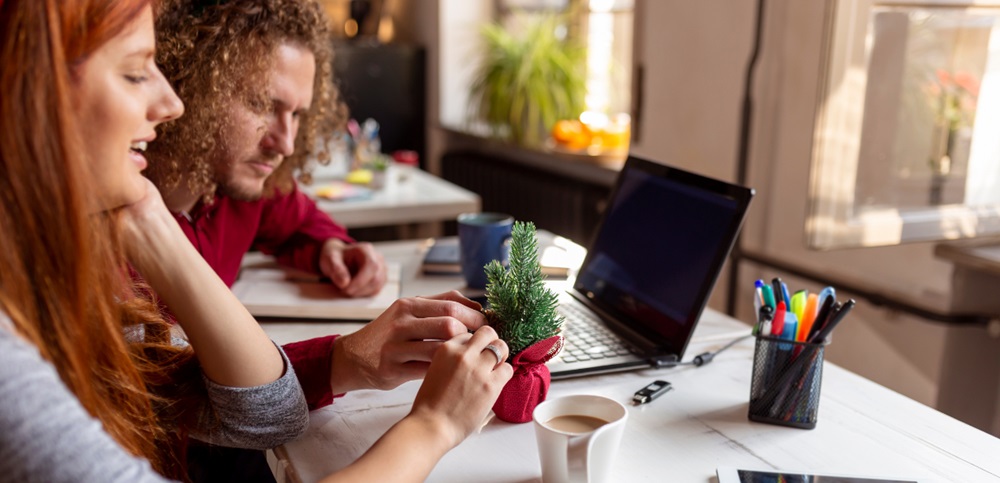 Here’s How You can Spread Holiday Cheers at the Work Place